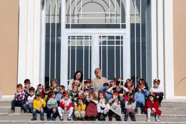 Սիրիայի առաջին տիկինը ներկա է գտնվել հայկական դպրոցի վերաբացմանն ու լուսանկարվել հայ երեխաների հետ