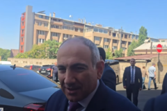 Խնդրում եմ մի հետապնդեք ինձ. Փաշինյանն ի պատասխան՝ «արդեն իրավապահներո՞վ եք պայքարում եկեղեցու դեմ» հարցին