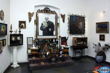 Սերգեյ Փարաջանովի ծննդյան օրը ռեժիսորի թանգարանի աշխատակիցները հիշում  են նրա շիրիմին այցելությամբ