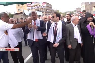 Սամվել Ալեքսանյանը թույլ չտվեց, որ Տիգրան Ավինյանը անձրևից թրջվի