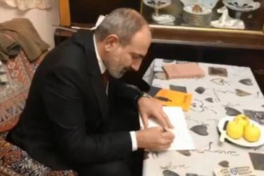 Վարչապետն այցելում է քաղաքացիների բնակարաններ և գրքեր նվիրում