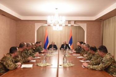 Նիկոլ Փաշինյանը եւ Բակո Սահակյանը ԶՈՒ ղեկավար կազմի հետ անցկացրել են խորհրդակցություն