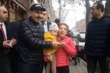 Նիկոլ Փաշինյանը Երևանի փողոցներում քաղաքացիներին հանրաքվեի քարոզարշավի բուկլետներ է բաժանում