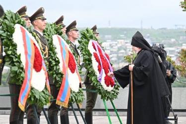 Կաթողիկոսն ու բարձրաստիճան պաշտոնյաները հարգանքի տուրք մատուցեցին Հաղթանակի զբոսայգում