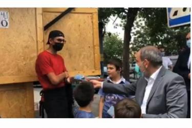 Նիկոլ Փաշինյանը բժշկական դիմակներ է բաժանում քաղաքացիներին