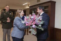 ՀՀ պաշտպանության նախարար Սուրեն Պապիկյանն ընդունել է ՀՀ-ում ԱՄՆ արտակարգ և լիազոր դեսպան տիկին Լին Թրեյսիին՝ մեր երկրում դիվանագիտական առաքելությունն ավարտելու կապակցությամբ