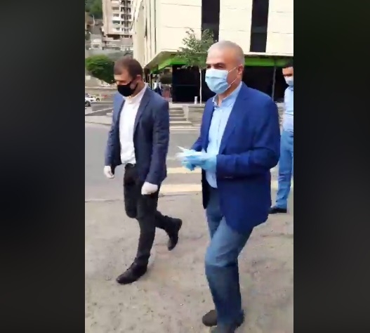 Սյունիքի մարզպետ Հունան Պողոսյանը դիմակներ է բաժանում քաղաքացիներին