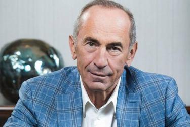 Հաղթանակած ժողովուրդն ու իր հերոսները չեն կարող ընկրկել որևէ մեկի, այդ թվում՝ ատելություն սերմանողի, պատմությունը խեղաթյուրողի առջև. Ռ. Քոչարյանը շնորհավորել է Արցախի անկախության օրը