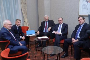 Մեկնարկել է Զոհրաբ Մնացականյանի, ԵԱԿՀ ՄԽ համանախագահների և Անջեյ Կասպրչիկի հանդիպումը