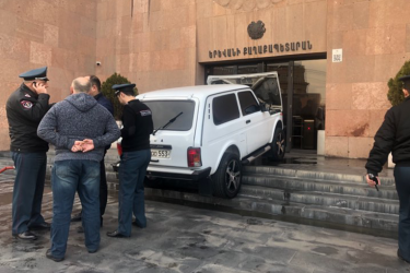 Քաղաքացին, ում խանութը ցանկացել են քանդել, փորձել է մեքենան հրկիզել քաղաքապետարանի դիմաց (տեսանյութ, լուսանկարներ)