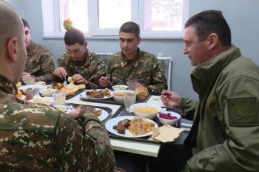 Արցախի զորամասերից ևս մեկը միացել է սննդի նոր համակարգին.Ջալալ Հարությունյանը ծանոթացել է ճաշացանկին