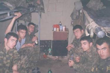 Գիշերել եմ ոչ միայն զորամասում, այլև վրաններում, լեռներում. Քոչարյանի որդին հակադարձում է վարչապետին