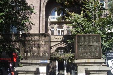 Թատերական գործիչները անհապաղ պահանջում են Նազենի Ղարիբյանի հրաժարականը. բաց նամակ վարչապետին