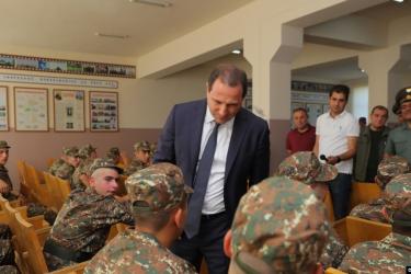 Դավիթ Տոնոյանն այցելել է ՊՆ կենտրոնական հավաքակայան