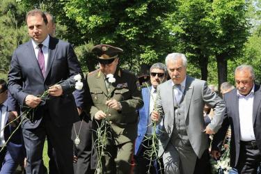 ՀՀ ՊՆ, ԶՈՒ և ԶՈՒ ԳՇ ղեկավար կազմն այցելել է «Եռաբլուր» (լուսանկարներ)