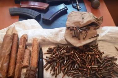 Ոստիկանության Կապանի բաժնում մեծ քանակությամբ ապօրինի զենք-զինամթերք է հանձնվել