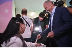 Ռոբերտ Քոչարյանը քվեարկեց. նա ընտրատեղամաս էր եկել կնոջ հետ