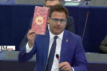 Իտալացի պատգամավորը գետնին է շպրտել թուրքական դրոշով շոկոլադի տուփը . (տեսանյութ)