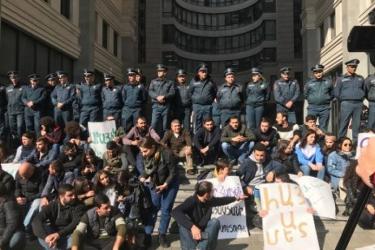 ԵՊՀ ուսանողներին միացել են այլ բուհերում սովորողներ. նախարարի հրաժարականի պահանջով բողոքի ցույցերը վերսկսվել են