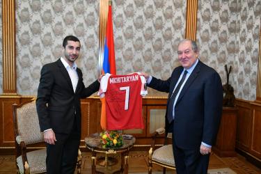 Մխիթարյանն անվանական մարզաշապիկ է նվիրել Հայաստանի նախագահին (ՖՈՏՈ)