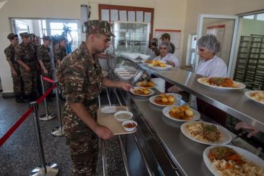 Զինվորներին ավելի լավ կկերակրեն. Տոնոյանն առաջընթաց է խոստանում զինված ուժերում 