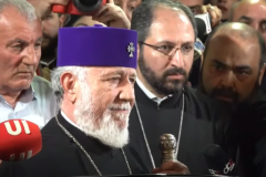 Հավատում ենք, որ Աստծո ողորմությամբ և օգնությամբ, ձեզ հետ միասին խոհեմորեն, առանց ավելորդ հուզականության, ընդվզումների, պիտի կարողանանք հաղթահարել այս դժվարությունը. Վեհափառ