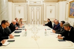 Ադրբեջանական ստորաբաժանումներն անհապաղ պետք է վերադառնան ելման դիրքեր. Դեյվիդ Փրայսը՝ Փաշինյանին