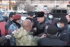 Ոստիկանները քաշքշելով բերման ենթարկեցին Արշակունյաց պողոտան փակած քաղաքացիներին