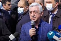 Ես տեսնում եմ այդ ողբերգությունից հառնելու ճանապահը. Սերժ Սարգսյանն ուղերձ հղեց դատարանի մոտից