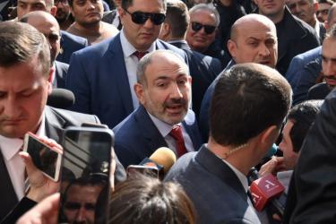 «Չեմ կիսում ձեր մտահոգությունները». Փաշինյանը հանդիպեց նստացույց անող երիտասարդներին 