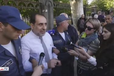 Արամ Հարությունյանին և Նարեկ Մանթաշյանին բերման ենթարկեցին. Քոչարյանի աջակիցները ոստիկանության մոտ են (ուղիղ)