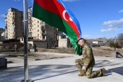 Ալիևը Շուշիում բարձրացրել է Ադրբեջանի դրոշը, այցելել Ջդրդուզ և մասնակցել արձանների բացման արարողությանը (Լուսանկարներ)