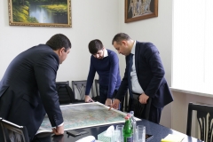 Սյունիքի մարզ կատարած այցի ընթացքում էկոնոմիկայի նախարար Վահան Քերոբյանը հանդիպում է ունեցել նաեւ Կապանի համայնքապետ Գեւորգ Փարսյանի հետ