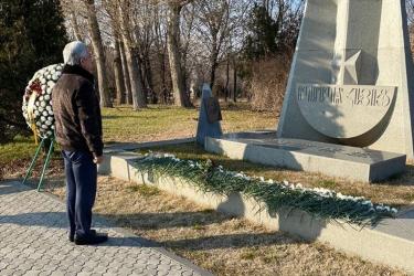 Սերժ Սարգսյանն այցելել է «Եռաբլուլ» պանթեոն հարգանքի տուրք մատուցելու համար 