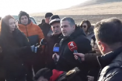 Քաղաքացիներն ավտոերթով հասել են առաջին անցակետ. նրանք ցանկանում են Ամանորյա նվերներ հասցնել շրջափակման մեջ գտնվող արցախցի երեխաներին