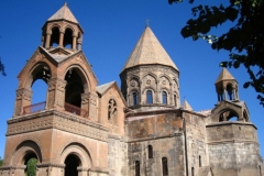 Անթույլատրելի և կործանարար է իրավիճակի հետագա սրումը, հորդորում ենք իշխանությանն ու քաղաքական ուժերին ստեղծված իրավիճակից ելքեր փնտրել բանակցային սեղանի շուրջ. Մայր Աթոռ