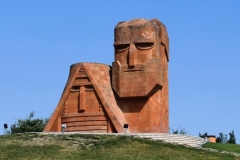 Արցախի «Տատիկ-պապիկ» հուշարձանի հեղինակի որդին դիմել է դատարան․ «Կամ համաձայնեցնելով պետք է լինի քանդակի պատկերի օգտագործումը, կամ չպետք է օգտագործեն»