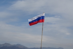 Տեղ գյուղի «Կարմիր վեղ» բլրի վրա Ռուսաստանի Դաշնության պետական դրոշն է ծածանվում