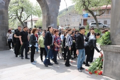 Գորիսի համայնքապետարանի աշխատակազմը, բազմաթիվ քաղաքացիներ և կրթամշակութային հաստատությունների ներկայացուցիչներ այցելեցին անմեղ զոհերի հիշատակը հավերժացնող հուշահամալիր