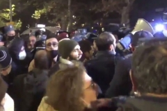 ՈՒՂԻՂ. Ոստիկանները, բռնի ուժ գործադրելով, բերման են ենթարկում փողոց փակած քաղաքացիներին