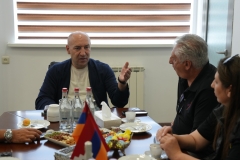 ՀԱՆԴԻՊՈՒՄ ԱՄԵՐԻԿՅԱՆ «ՓԱՐՈՍ» ՀԻՄՆԱԴՐԱՄԻ ՆԵՐԿԱՅԱՑՈՒՑԻՉՆԵՐԻ ՀԵՏ