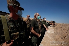 Վարչապետ Փաշինյանն Արայիկ Հարությունյանի հետ այցելել է սահմանապահ դիրքեր