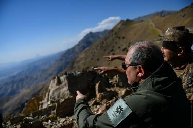 Մեծ ուրախություն և պատիվ է Սահմանադրության օրը գտնվել սահմանին․ Հանրապետության նախագահ Արմեն Սարգսյանն այցելել է ՀՀ զինված ուժերի մարտական դիրքեր