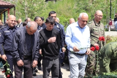 Մեղրի համայնքի բազմաթիվ բնակիչներ ծաղիկներ խոնարհեցին  Եղեռնի զոհերի հիշատակն անմահացնող խաչքարին և հուշակոթողին