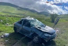 Սյունիքի մարզում «Peugeot»-ը դուրս է եկել ճանապարհի երթևեկելի գոտուց և գլխիվայր շրջվելով հայտնվել դաշտում. կան վիրավnրներ