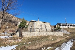 Չըռչուռի գլխին ամպեր են նստած, իսկ ստորոտում հոգեվարք ապրող Մալդաշ-Քաշունին է