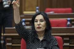 78 կողմ, 4 դեմ․ ԱԺ–ն դադարեցրեց Մարդու իրավունքների պաշտպանության և հանրային հարցերի մշտական հանձնաժողովի նախագահի պաշտոնում Նաիրա Զոհրաբյանի լիազորությունները (տեսանյութ)