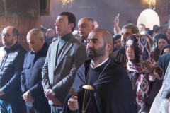 Փաշինյանը ՔՊ-ականների հետ մասնակցում է կարգալույծ Վարդան Հունանյանի «պատարագին»