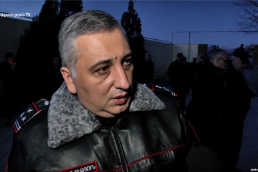 Քաղաքացուն ոտքով ու ձեռքով հարվածող ոստիկանի լիազորությունները դադարեցվել են. Ահարոնյան