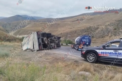 Ավտովթար՝ Սյունիքի մարզում․ Երևան-Մեղրի ավտոճանապարհին 33-ամյա վարորդը ծեփամածիկով բարձված «Isuzu» մակնիշի բեռնատարով դուրս է եկել ճանապարհի երթևեկելի գոտուց և կողաշրջվել